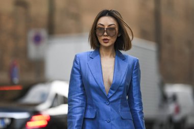 Milan, İtalya - 20 Şubat 2020: Jessica Wang Milan Moda Haftası 'nda bir defile öncesi - sokak stili solu 20