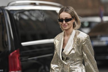 Milan, İtalya - 20 Şubat 2020: Milano Moda Haftası 'nda sokak tarzı görünümü - sokak solu 20