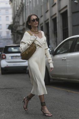 Milan, İtalya - 20 Şubat 2020: Chloe Harrouche Milan Moda Haftası 'ndaki bir defileden önce - Sokak Stili Solu 2