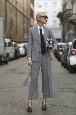 Milan, İtalya - 20 Şubat 2020: Milan Moda Haftası 'ndaki bir defileden önce Viktoria Rader - Sokak Stili Solu 2