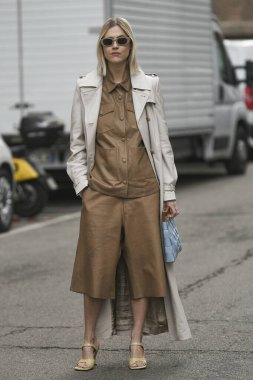 Milan, İtalya - 20 Şubat 2020: Milan Moda Haftası 'ndaki bir defileden önce Linda Tol - Sokak Stili Solu 2