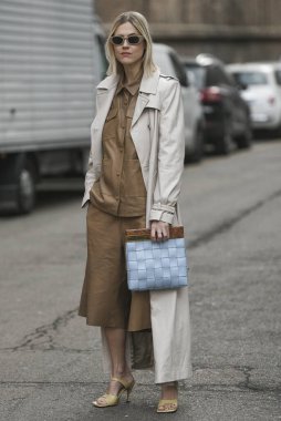 Milan, İtalya - 20 Şubat 2020: Milan Moda Haftası 'ndaki bir defileden önce Linda Tol - Sokak Stili Solu 2