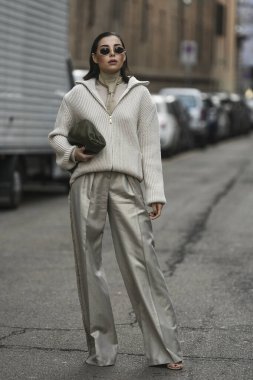 Milan, İtalya - 20 Şubat 2020: Karina Nigay Milan Moda Haftası 'ndaki bir defile öncesinde - sokak stili solu 2