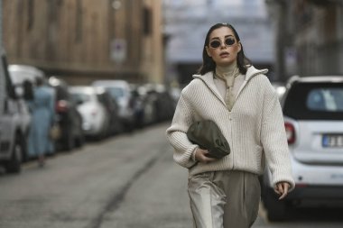 Milan, İtalya - 20 Şubat 2020: Karina Nigay Milan Moda Haftası 'ndaki bir defile öncesinde - sokak stili solu 2