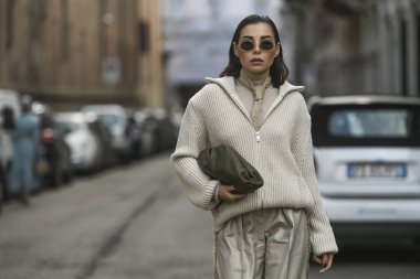 Milan, İtalya - 20 Şubat 2020: Karina Nigay Milan Moda Haftası 'ndaki bir defile öncesinde - sokak stili solu 2
