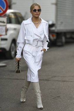 Milan, İtalya - 20 Şubat 2020: Milano Moda Haftası 'ndaki bir defileden önce Caroline Daur - Sokak Stili Solu 2