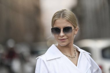 Milan, İtalya - 20 Şubat 2020: Milano Moda Haftası 'ndaki bir defileden önce Caroline Daur - Sokak Stili Solu 2