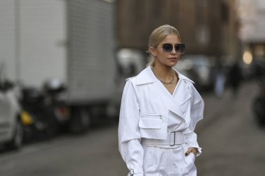 Milan, İtalya - 20 Şubat 2020: Milano Moda Haftası 'ndaki bir defileden önce Caroline Daur - Sokak Stili Solu 2