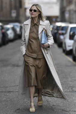 Milan, İtalya - 20 Şubat 2020: Milano Moda Haftası 'ndaki defileden önce Erika Boldrin - Sokak Stili Solu 2