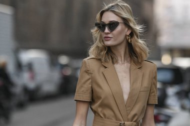 Milan, İtalya - 20 Şubat 2020: Milano Moda Haftası 'nda sokak tarzı görünümü - sokak solu 20