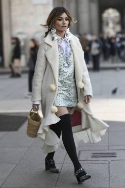 Milan, İtalya - 20 Şubat 2020: Angela Rozas Saiz Milan Moda Haftası 'ndaki defile öncesi - sokak stili solu 2