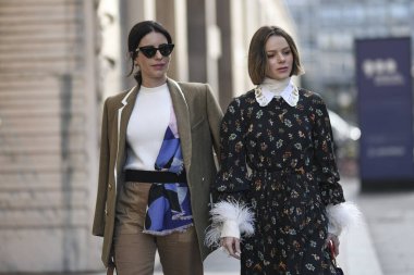 Milan, İtalya - 20 Şubat 2020: Milano Moda Haftası 'nda sokak tarzı görünümü - sokak solu 20