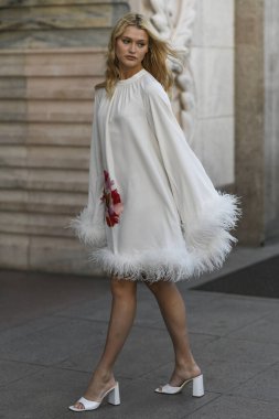 Milan, İtalya - 20 Şubat 2020: Chloe Lecareux Milan Moda Haftası 'ndaki bir defile öncesi - sokak stili solu 2