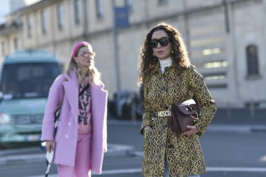 Milan, İtalya - 20 Şubat 2020: Milano Moda Haftası 'nda sokak tarzı görünümü - sokak solu 20