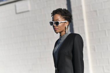 Milan, İtalya - 20 Şubat 2020: Milano Moda Haftası 'nda sokak tarzı görünümü - sokak solu 20
