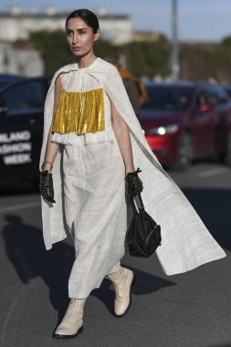 Milan, İtalya - 20 Şubat 2020: Milano Moda Haftası 'nda sokak tarzı görünümü - sokak solu 20