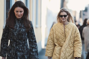 Milan, İtalya - 21 Şubat 2020: Milano Moda Haftası 'nda sokak tarzı görünümü - sokak solu 20