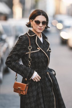 Milan, İtalya - 21 Şubat 2020: Milano Moda Haftası 'nda sokak tarzı görünümü - sokak solu 20