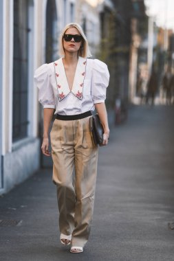 Milan, İtalya - 21 Şubat 2020: Milan Moda Haftası 'ndaki bir defileden önce Linda Tol - Sokak Stili Solu 2
