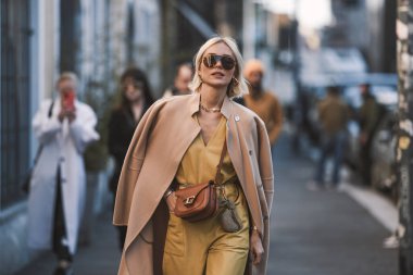 Milan, İtalya - 21 Şubat 2020: Milan Moda Haftası 'ndaki bir defileden önce Viktoria Rader - Sokak Stili Solu 2