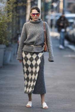 Milan, İtalya - 21 Şubat 2020: Doina Ciobanu Milan Moda Haftası 'nda bir defile öncesi - sokak stili solu 2