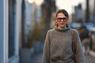 Milan, İtalya - 21 Şubat 2020: Doina Ciobanu Milan Moda Haftası 'nda bir defile öncesi - sokak stili solu 2