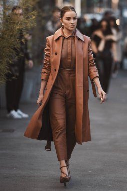 Milan, İtalya - 21 Şubat 2020: Olivia Culpo Milan Moda Haftası 'ndaki defileden önce - Sokak Stili Solu 2