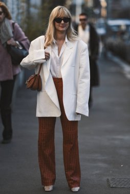 Milan, İtalya - 21 Şubat 2020: Milan Moda Haftası 'ndaki bir defileden önce Eleonora Carisi - Sokak Stili Solu 2