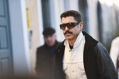 Milan, İtalya - 21 Şubat 2020: Milan Moda Haftası 'ndaki bir defileden önce Alex Badia - Sokak Stili Solu 2