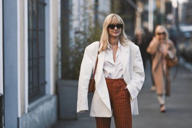 Milan, İtalya - 21 Şubat 2020: Milan Moda Haftası 'ndaki bir defileden önce Eleonora Carisi - Sokak Stili Solu 2