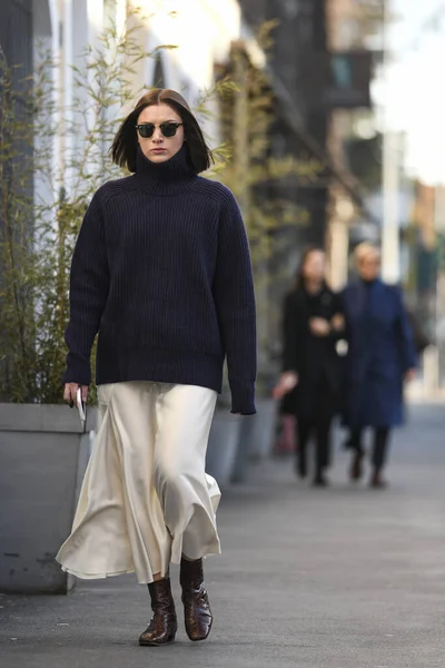 Milan, İtalya - 21 Şubat 2020: Milano Moda Haftası 'nda sokak tarzı görünümü - sokak solu 20