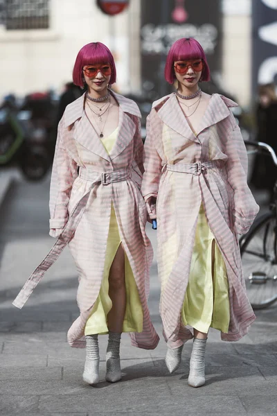 ミラノ イタリア 2020年2月21日 鈴木あみと鈴木彩がミラノ ファッションウィークでファッションショーの前に Streetstyleleftw2 — ストック写真
