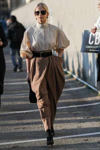 Милан, Италия - 19 февраля 2020 года: Кэролайн Даур перед показом мод во время Недели моды в Милане - streetstylefw20
