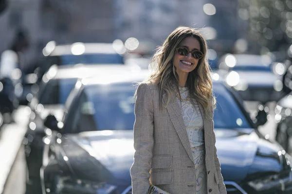 Milan, İtalya - 20 Şubat 2020: Milano Moda Haftası 'nda sokak tarzı görünümü - sokak solu 20