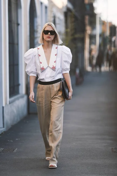 Milán Italia Febrero 2020 Linda Tol Antes Desfile Moda Durante — Foto de Stock