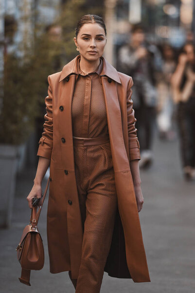 Милан, Италия - 21 февраля 2020: Оливия Калпо перед показом мод во время Недели моды в Милане - streetstylefw2
