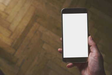 Beyaz fotokopi alanı olan akıllı telefon tutan kız - ev kavramı