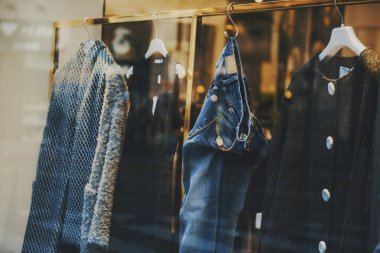 Bir butik mağazasında kıyafet.