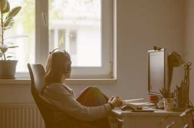 Kız evinden çalışıyor.