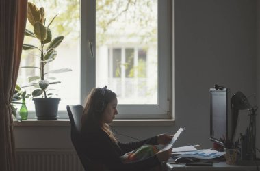 Kız evinden çalışıyor.