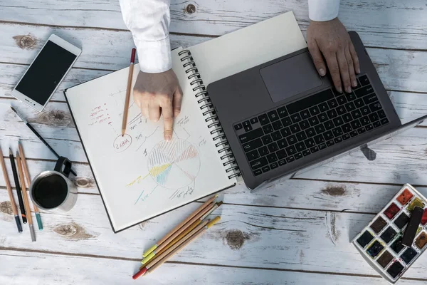 Freundlicher Arbeitsplatz Mädchen Arbeitet Von Hause Aus — Stockfoto