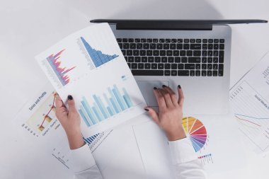 Çizelgeler ve grafiklerle çalışan kız