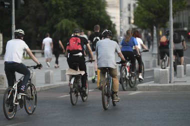 Bükreş, Romanya - 16 Mayıs 2020: COVID-19 salgınının yol açtığı alarmın ikinci gününde Calea Victoriei 'deki bisikletçiler