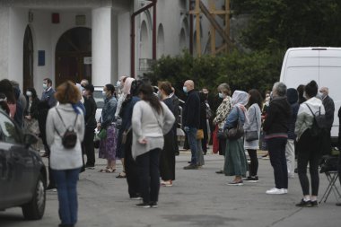 Bükreş, Romanya - 17 Mayıs 2020: Çok sayıda insan, Bükreş 'te COVID-19 salgınının öngördüğü şartlar altında dini bir hizmete katılıyor.