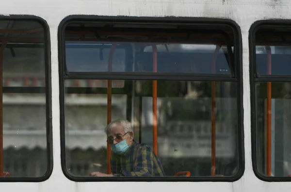 Una Persona Anziana Indossa Impropriamente Una Maschera Protettiva Tram Bucarest — Foto Stock