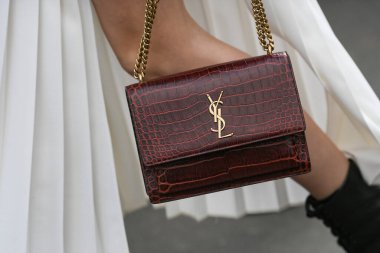 Paris, Fransa - 27 Şubat 2020 Yves Saint Laurent deri çantasının ayrıntıları - sokak solu 20