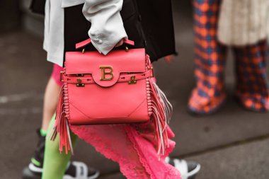 Paris, Fransa - 28 Şubat 2020: Pembe Balmain marka, püsküllü deri çanta - sokak solu 20