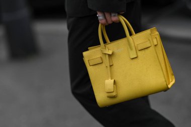 Paris, Fransa - 28 Şubat 2020: Sarı deri Saint Laurent el çantası - sokak stili sol 20