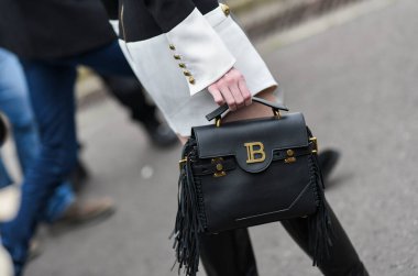 Paris, Fransa - 28 Şubat 2020: Uçsuz bucaksız siyah deri Balmain çanta - sokak stili sol 20