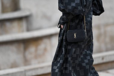 Paris, Fransa - 29 Şubat 2020: Siyah Yves Saint Laurent zincir çantası - sokak stili sol 20